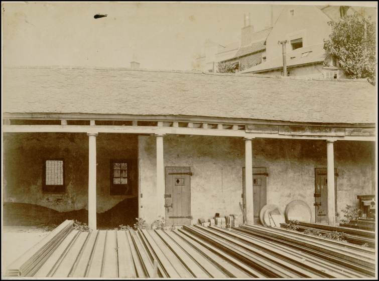 Séraphin-Médéric Mieusement, La cour du bureau de bienfaisance, place Saint-Vincent, vers 1890