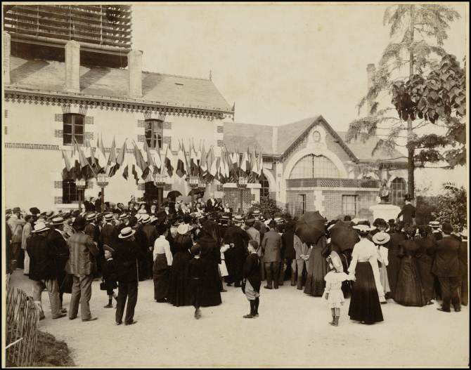 Inauguration du buste d'Auguste Poulain dans son usine de Blois, 1904