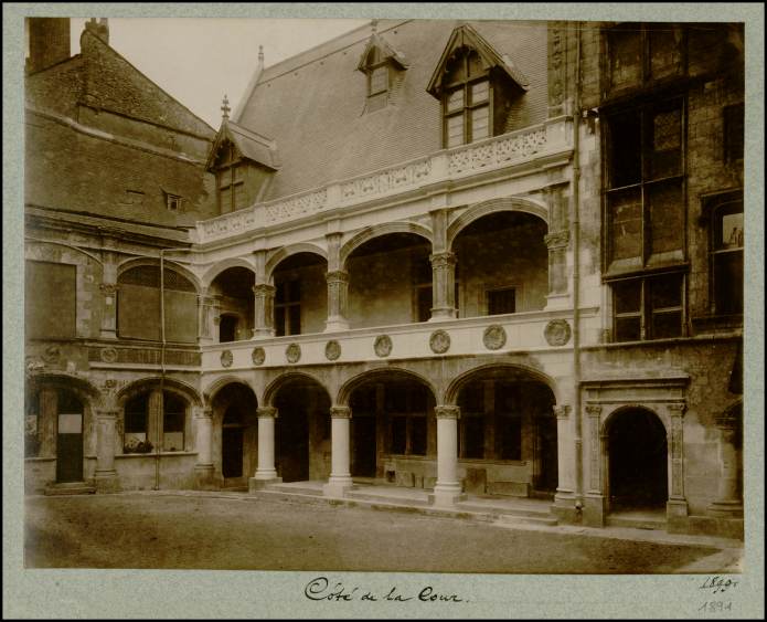Blois, cour de l'Hôtel d'Alluye, rue Saint-Honoré, vers 1892