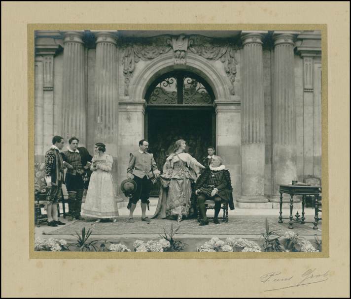 Représentation théatrâle au château de Blois vers 1912