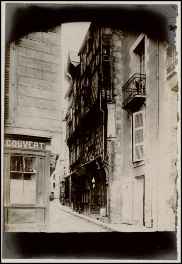 Blois, la rue saint-Lubin prise de la place Louis XII, ca 1900