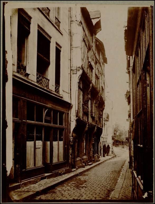 BLois, la rue Saint-Lubin prise vers la place Louis XII, ca 1900